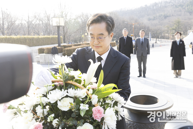 김동연 경기지사가 27일 2·28민주의거기념탑에 헌화하고 있다. <사진=경기도>