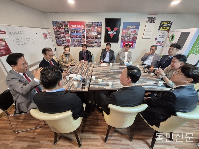 투게더포럼이 박계동 전 국회의원을 자문위원장으로 추대한 가운데 제21대 대통령선거 방향 등에 대해 논의를 하고 있다. <사진=민경호 기자>