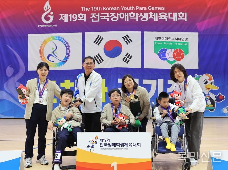 제19회 전국장애학생체육대회 보치아 종목에서 금메달을 획득한 김형준·김가영 선수와 은메달을 획득한 노연호·박수정 선수가 기념촬영을 하고 있다. <사진=대한장애인체육회>