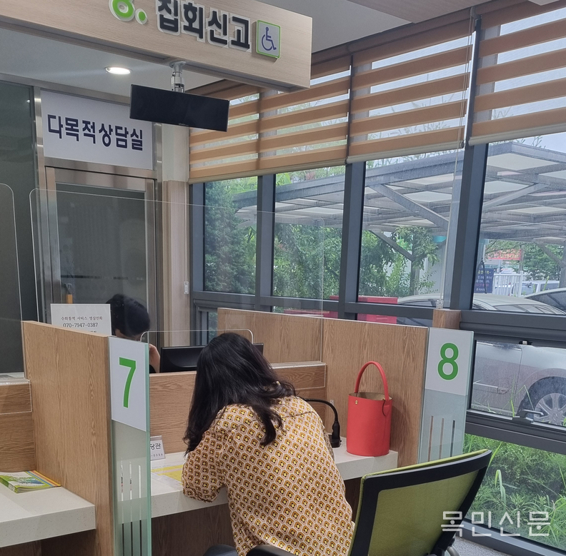 김정은 우성고등학교 학부모 회장이 20일 의왕경찰서에서 집회신고를 하고 있다. <사진=우성고 학부모회>