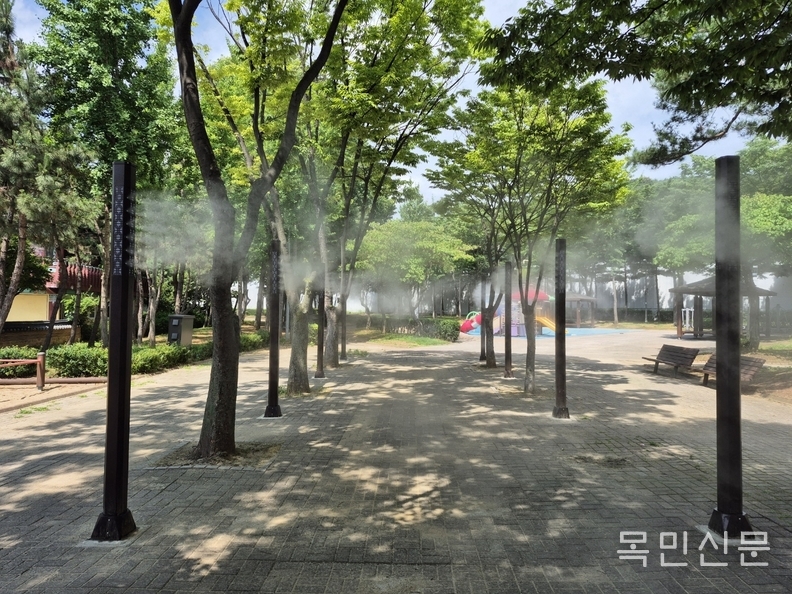 시흥시 하중동 샛말공원에 설치된 폭염저감시설이 물안개를 내뿜고 있다. <사진=민경호 기자>