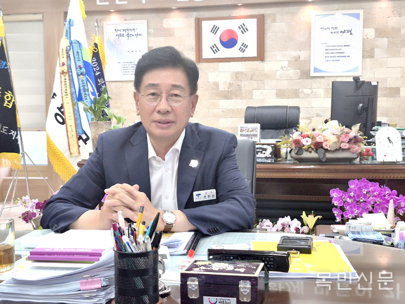 전진선 양평군수가 양평고속도로 노선에 대해 꼼꼼히 설명하고 있다. <사진=민경호 기자> 