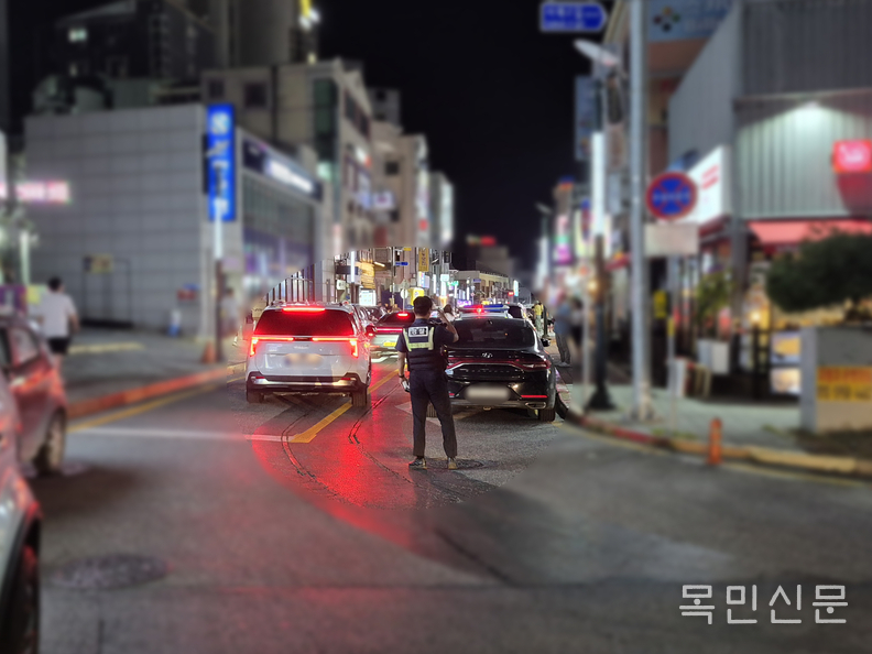 사북파출소 직원들이 사북읍내 도로의 원활한 교통 흐름을 위해 분주히 움직이고 있다. <사진=민경호 기자> 