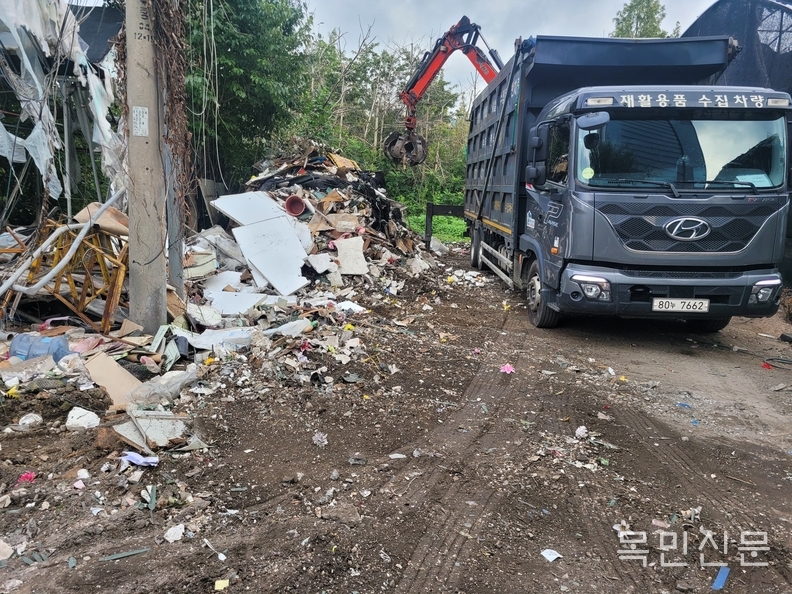 한국토지주택공사가 과천주암 공공지원민간임대주택 공급촉진지구 화훼단지에 쌓여있는 폐기물을 반출하고 있다. <사진=LH>