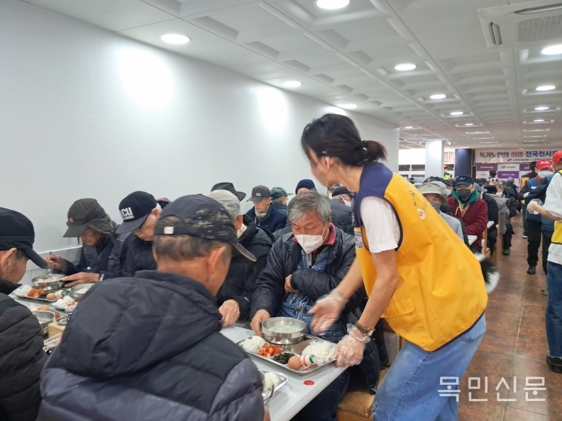 어르신들이 무료급식소에서 식사를 하고 있다. <사진=김진희(제니) 기자>