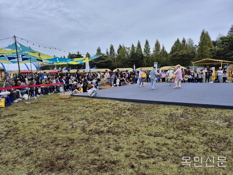 10일 오후 관광객들이 비가 오락가락하는 궂은 날씨에도 불구하고 바우덕이 축제를 즐기고 있다. <사진=민경호 기자> 