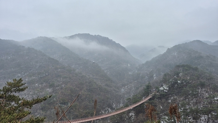 130만명 찾는 '감악산 출렁다리' 겨울잠 자는 중