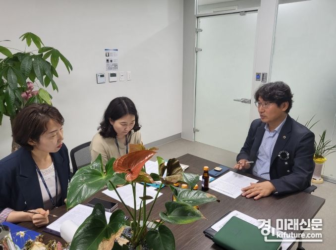 조성환 경기도의원(오른쪽)이 관계자들에게 경기도형 공공심야어린이병원 예산편성을 촉구하고 있다. <사진=경기도의회>